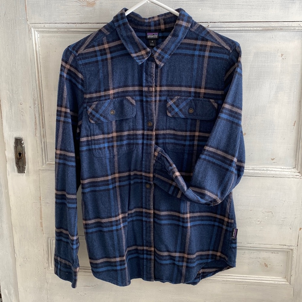 Patagonia, organic cotton, women’s small blue mix check flannel.